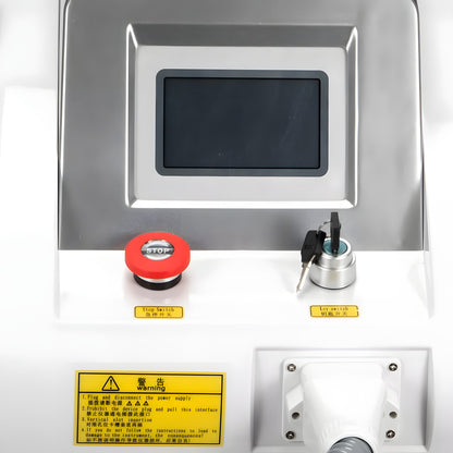 Panel frontal: pantalla táctil, paro de emergencia y llave de seguridad